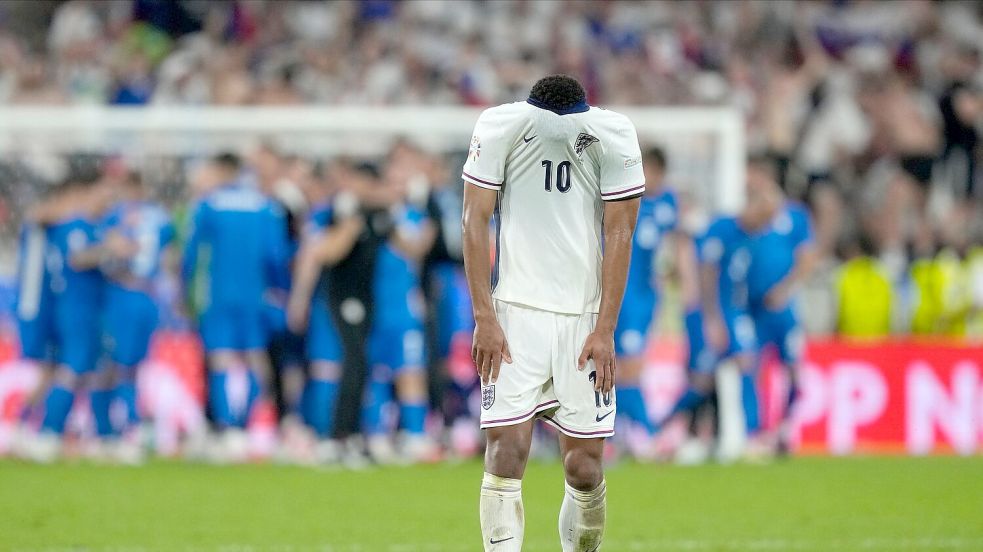 Die Engländer um Jude Bellingham kamen gegen Slowenien nicht über ein 0:0 hinaus. Foto: Martin Meissner/AP/dpa