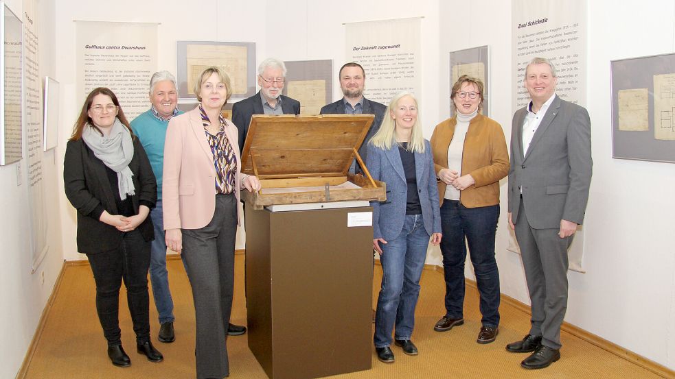 Anke Kuczinski (v.l., 2. Vorsitzende des Museumsverbunds und Leiterin des Museums „Leben am Meer“ in Esens), Bernd Stratmann (Fehn- und Schiffahrtsmuseum Westrhauderfehn sowie Heimatverein Overledingerland), Carmen Vietor (Volksbank Westrhauderfehn), Bernt Strenge (Heimatverein Overledingerland), Marcus Neumann (Museumsverbund und Leiter des Fehn- und Schiffahrtsmuseums Westrhauderfehn), Dr. Nina Hennig (Museumsverbund Ostfriesland), Signe Foetzki (Ostfriesische Landschaftliche Brandkasse), Lothar Janssen (Sprecher der Arbeitsgemeinschaft der Volksbanken und Raiffeisenbanken in Ostfriesland und Kuratoriumsmitglied der VR-Stiftung der Volksbanken und Raiffeisenbanken in Norddeutschland) freuen sich auf die Ausstellung. Fotos: privat