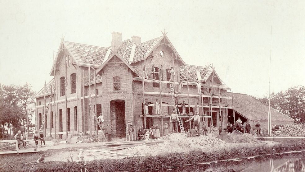 Wohn- und Geschäftshaus Plümer mit Wirtschaftsteil in Westrhauderfehn 1903 (heutiges Fehn und Schifffahrtsmuseum).