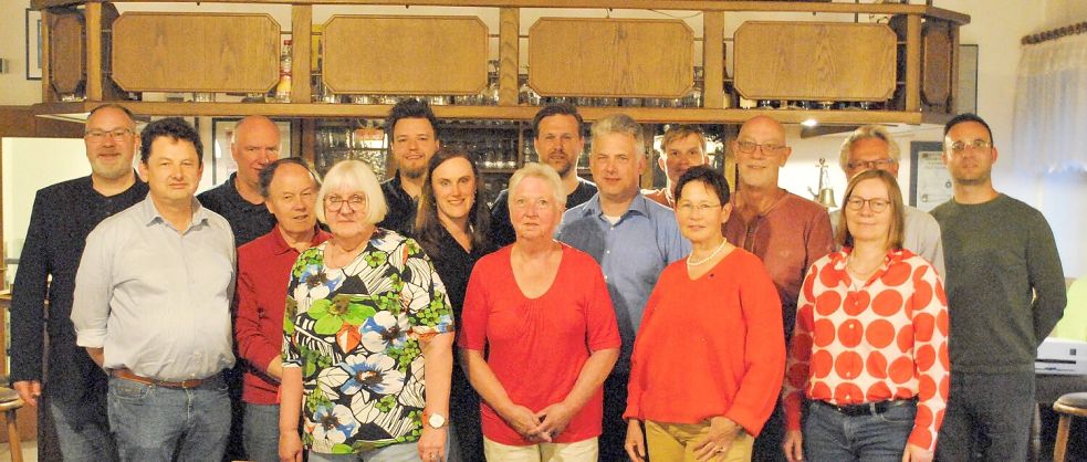 Einige neue Vorstandsmitglieder stellten sich zum Foto auf (von links): Hauke Sattler, Markus Rohe, Jens Schoormann, Hermann Visser, Ulrike Oudendijk, Tim Bultmann, Tomke Lübbehüsen, Renate Hahn, Phillip Winter, Florian Stoye, Doris Kinder, Anke Schlingmann, Walter Lübbehüsen, Andrea Rohe, Joachim Nesvera und Roland Gottlieb. Foto: privat