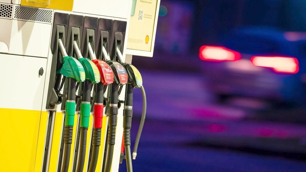 Im Vergleich zum Ölpreis sieht der ADAC den Benzinpreis derzeit auf einem angemessenen Niveau. Diesel sei allerdings zu teuer, hieß es. Foto: Jonas Walzberg/dpa