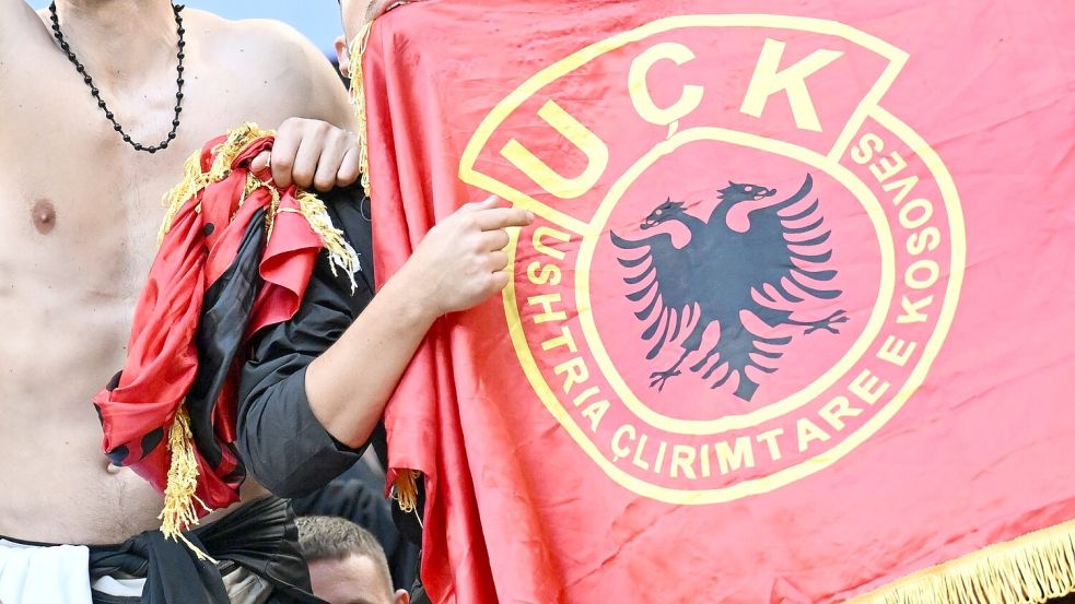 Im Fanblock der Albaner tauchten Flaggen der UCK, einer ultranationalistischen Miliz, auf. Foto: dpa