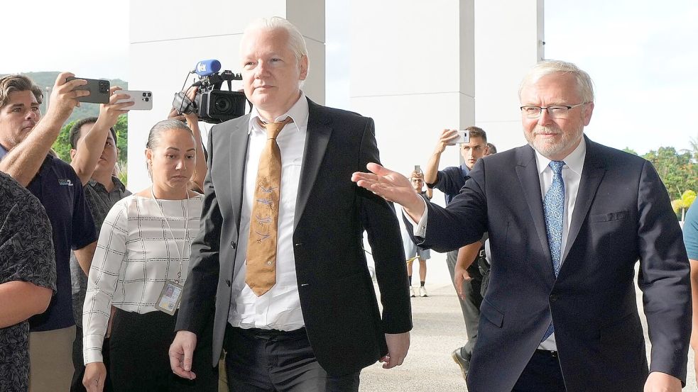Durch den Justiz-Deal bleibt Assange (M) ein Prozess und potenziell weitere Haft in den USA erspart. Foto: Eugene Hoshiko/AP/dpa