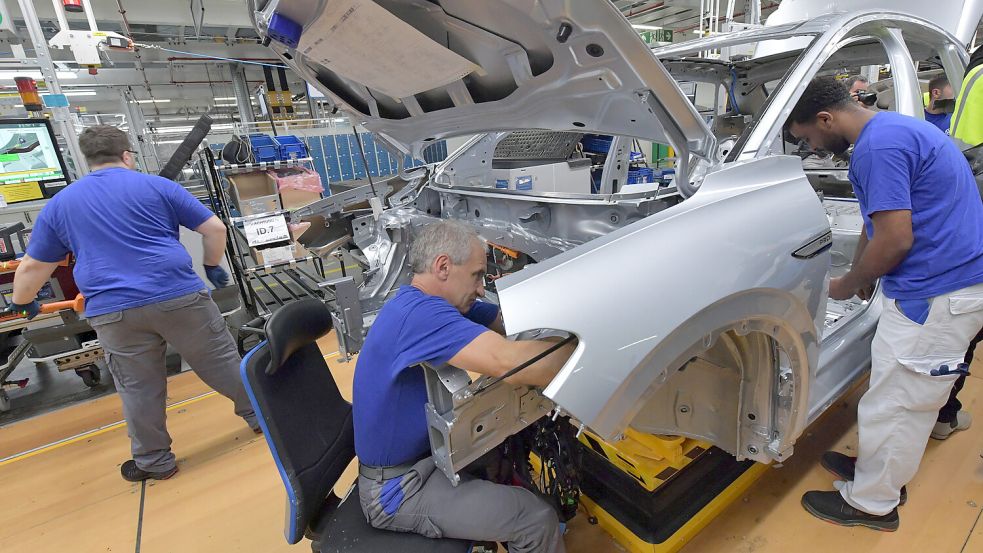 Arbeiten im direkten Bereich: Beschäftigte von VW Emden bei der Montage des ID.7. Foto: Ortgies