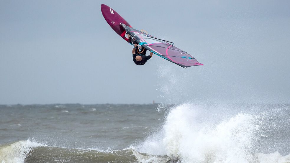 Eine Hingucker-Sportart für Menschen mit Kraft, Ausdauer und einem guten Gleichgewichtssinn. Bernd Flessner freut sich, dass er so groß und schwer ist: „Windsurfen ist Physik. Wäre ich einen Kopf kleiner gewesen, hätte ich nicht einen solchen Erfolg gehabt.“ Foto: Flessner