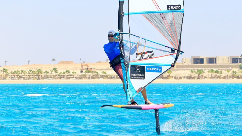 Auch neue Windsurf-Arten probiert Bernd Flessner gerne mal aus, wie hier das Wingfoilen. Foto: Flessner