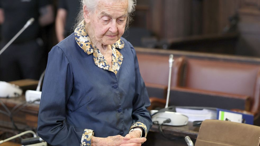 Ursula Haverbeck-Wetzel vor der Urteilsverkündung im Hamburger Landgericht. Foto: Ulrich Perrey/dpa