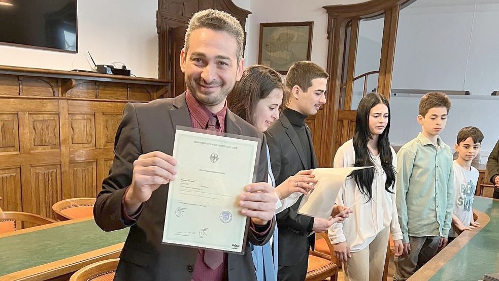 Da ist die Einbürgerungsurkunde: Kassem Almidani (von links) und seine Kinder Nesma, Abdul, Afaf, Omar und Kussay sind jetzt Deutsche. Foto: Onnega