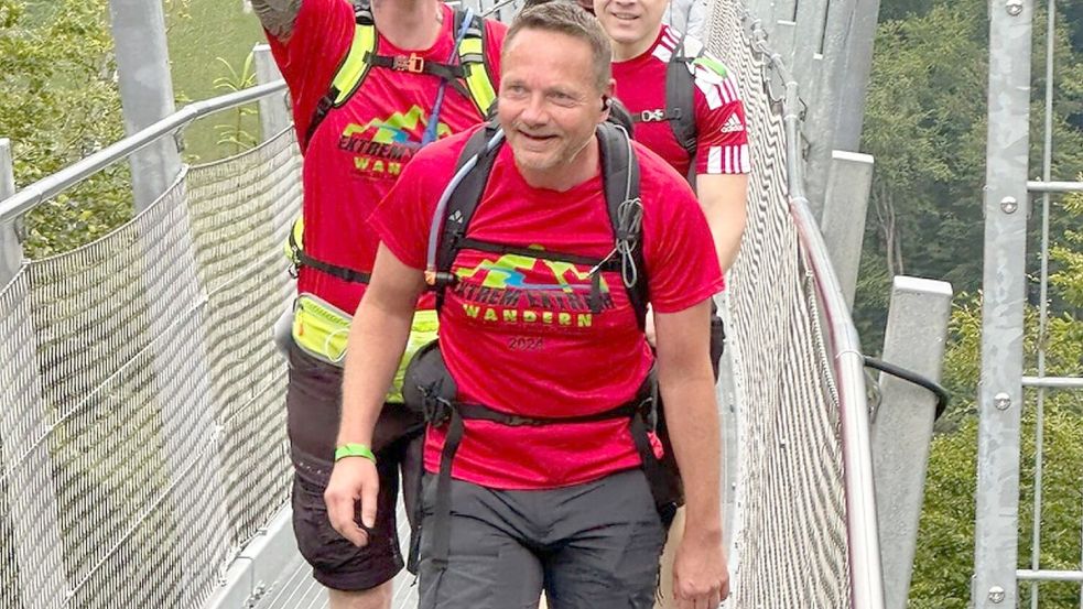 Der Skywalk in Willingen ist die längste Fußgängerhängebrücke Deutschlands und die zweitlängste der Welt. Über sie zu laufen war für Arnim Bolte (vorne) das größte Highlight beim „Extrem Extrem“ Marsch. Foto: Privat