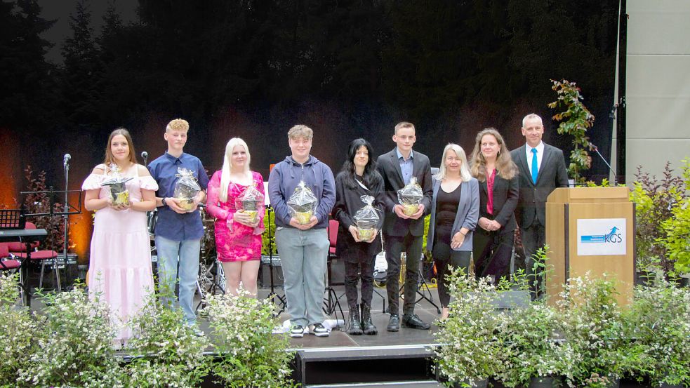 Das Foto zeigt die Jahrgangsbesten (von links) Kimberley Pacev, Marek Eberhard, Maja Heimbach, Thomas Reis, Jule Christophers und Oliver Diekmann mit Nicole Hofer und Anka Arzdorf (beide Förderkreis der Schulen Wiesmoors) und Realschulzweigleiter Henning Koch. Fotos: privat