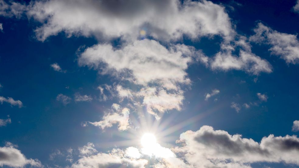 Die Sonne scheint zwischen Wolken hindurch. Am Wochenende erwarten uns etwas kühlere Temperaturen. Foto: Rolf Vennenbernd/dpa