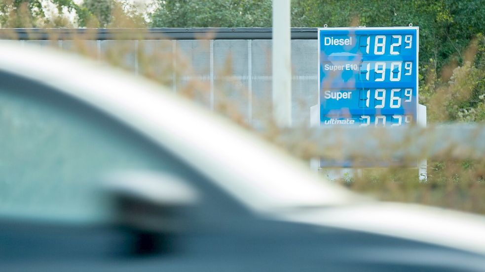 Die Preisanzeige einer Tankstelle an der Autobahn A7 im Landkreis Hildesheim. Foto: Julian Stratenschulte/dpa