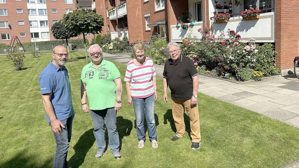 Haben ihre Wohnanlage im Griff: Fadil Ademi, Karlheinz Schütte, Juliane und Karl Acker. Foto: Schuurman