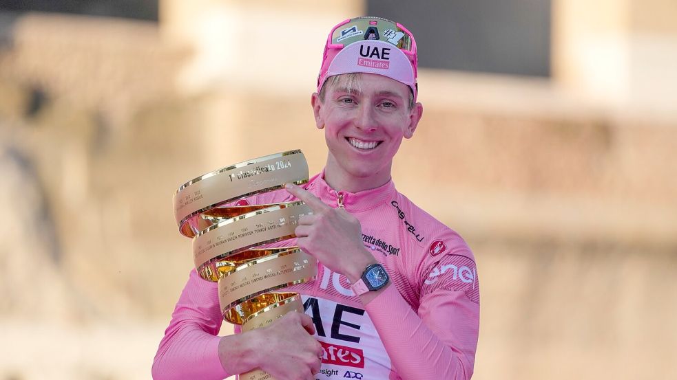 Tadej Pogacar peilt nach dem Giro-Gesamtsieg bei der Tour das Double an Foto: Andrew Medichini/AP/dpa