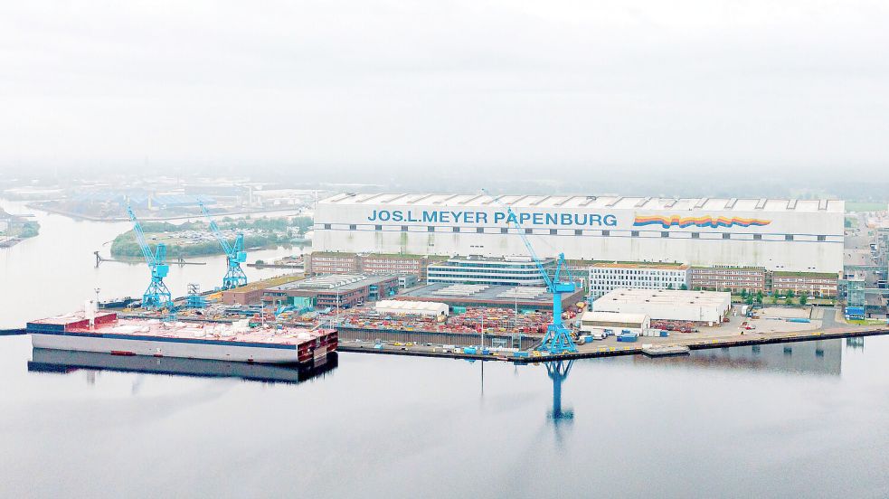 Die Meyer-Werft an der Ems. Nicht nur das Schiffbauunternehmen, sondern auch seine Partnerbetriebe stehen vor einer ungewissen Zukunft. Foto: Schuldt/dpa