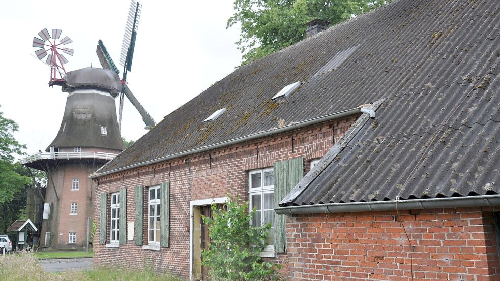 Das Compagniehaus von Spetzerfehn liegt gegenüber der Mühle von Ostfrieslands letztem gewerblichen Windmüller Heye Steenblock. Foto: Ullrich