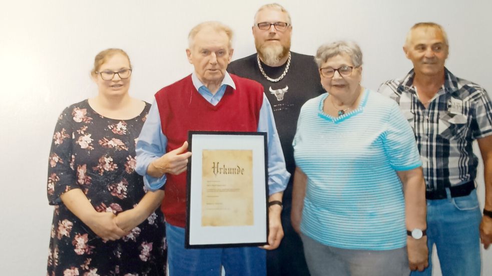 Roelf Dreesmann (mit Urkunde) hat den Vorstand verlassen. Martina Scheer (von links), Timo Winterboer, Waltraud Dreesmann und Garrelt Janssen ehrten ihn. Foto: privat