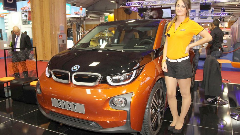 Schon vor zehn Jahren nahm Sixt einen elektrischen BMW i3 in die Vermietung. Hier ein Foto von der Pariser Automesse 2014. Vergangenes Jahr lag die E-Auto-Quote bei Sixt bei 6 Prozent. Dann kam der „Elektroschock“. Foto: Imago Images / Sebastian Geisler