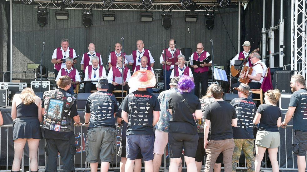 Die Manslagter Gesangsgruppe "Silberflotte" eröffnet traditionell den Festivalsamstag. Foto: Wagenaar/Archiv