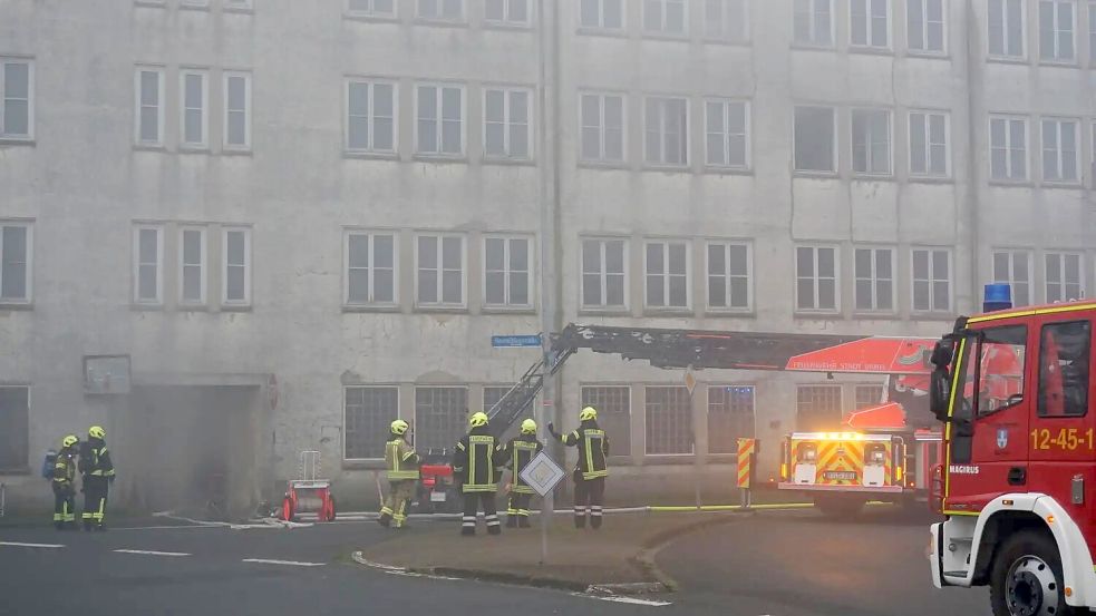 Der Brand im Erdgeschoss des Vareler Hansa-Gebäudes hatte zu massiver Rauchentwicklung im gesamten Gebäude und der Umgebung geführt. Foto: Freiwillige Feuerwehr Varel