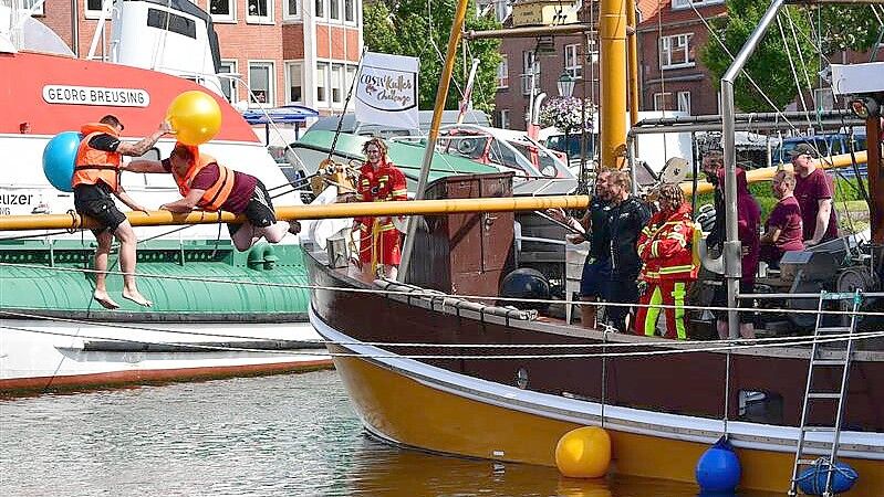 „Ausleger-Balling“: Bei diesem Spiel auf dem Kutter muss der Gegenspieler mit dem Gummiball von der Stange geschubst werden. Foto: Wagenaar/Archiv