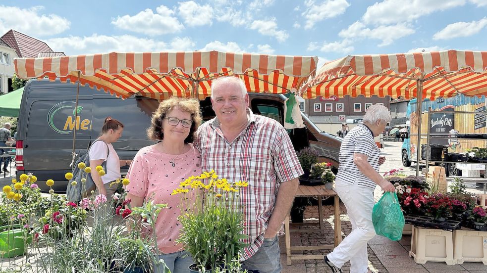 Herbert und Manuela Memenga ziehen sich vom Auricher Wochenmarkt zurück. Fotos: Boschbach