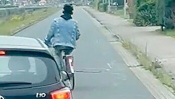 Das Video auf Facebook zeigt einen Radfahrer, der im Zickzack auf der 1. Südwieke in Ostrhauderfehn fährt und dadurch andere Verkehrsteilnehmer gefährdet. Screenshot: Zein