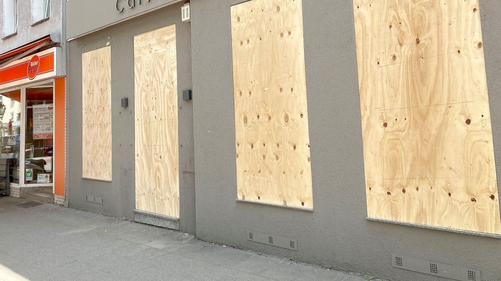 Ein Geschäft hat aus Sorge vor Ausschreitungen Bretter vor den Schaufenstern angebracht. Foto: Marc Herwig/dpa