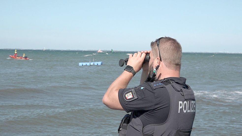 Am Badestrand von Heiligenhafen lief am Freitag eine große Suchaktion in der Ostsee. Ein Schwimmer ging im Wasser unter und tauchte nicht wieder auf. Die Suche wurde erfolglos abgebrochen. Foto: Arne Jappe