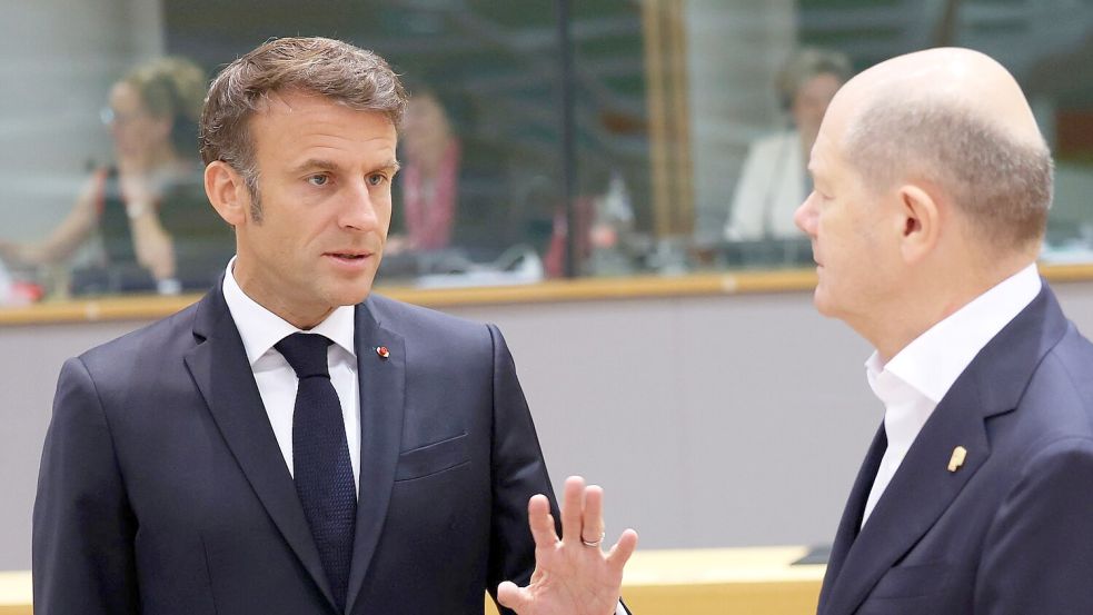 Emmanuel Macron (l), Präsident von Frankreich, spricht mit Bundeskanzler Olaf Scholz. Foto: Geert Vanden Wijngaert/AP/dpa