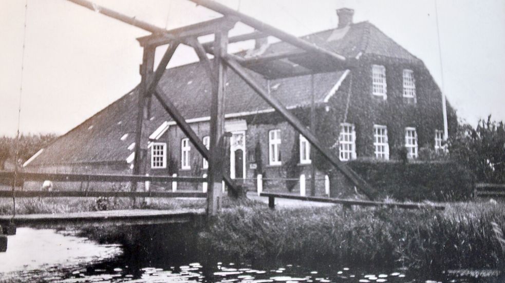 Auf diesem alten Foto des Compagniehauses von Westgroßefehn ist noch eine Holzbrücke zu sehen. Auf späteren Aufnahmen, die aus der Kinderzeit Christa Kortmann-Titzes stammen, ist die bereits erneuert worden. Foto: privat