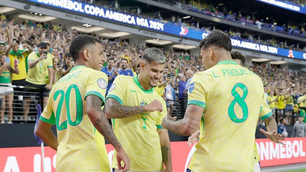 Der brasilianische Nationalspieler Lucas Paqueta (r) feiert mit seinen Mannschaftskameraden. Foto: L.E. Baskow/AP/dpa