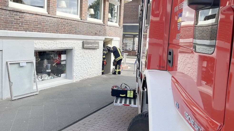 Die Feuerwehrleute mussten die Ursache der Rauchentwicklung in den Räumen im Hochparterre finden. Foto: Arend Janssen-Visser, Stefanie Paasch, Uwe Wunder