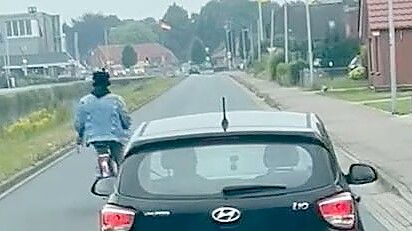 In dem Video aus der 1. Südwieke in Ostrhauderfehn ist ein Radfahrer zu sehen, der im Zickzack gefahren ist und andere dadurch gefährdet hat. Screenshot: Zein
