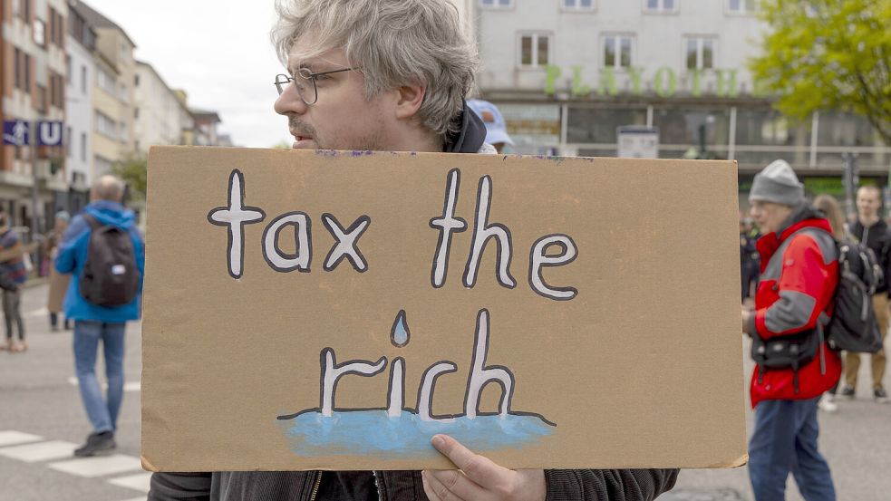 Tax The Ritch (Besteuert die Reichen): Die G-20-Staaten diskutieren über die Einführung einer Milliardärssteuer. Bundesentwicklungsministerin Svenja Schulze erklärt die Hintergründe. Foto: IMAGO IMAGES / Markus Matzel