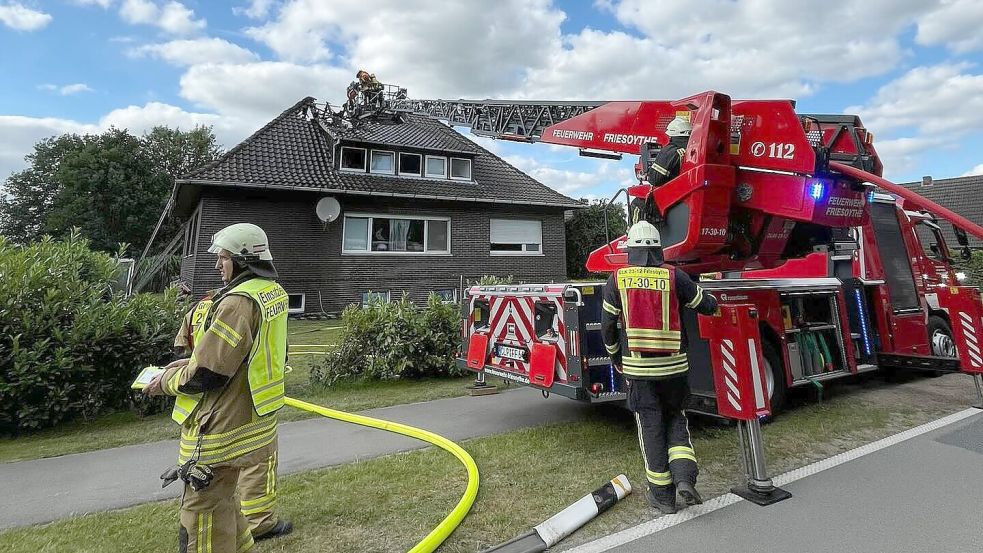 Ein Wohnhaus an der Elisabethfehner Straße in Ramsloh brannte. Fotos: Feuerwehr Ramsloh