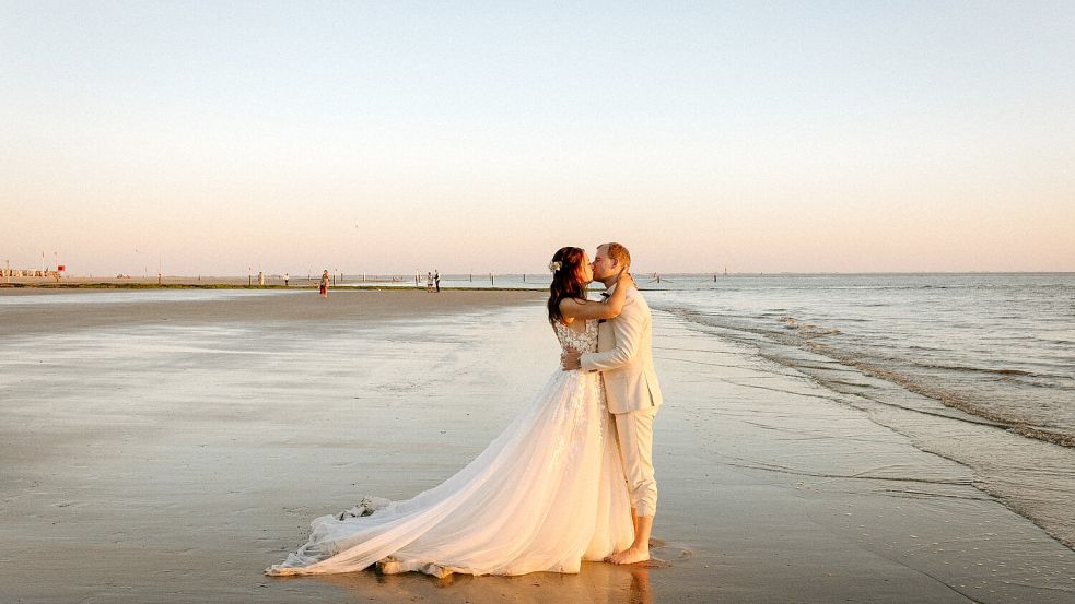 So romantisch: Eine Hochzeit am Strand von Norderney. Aber wehe, der Wind frischt auf! Foto: Laura Mack