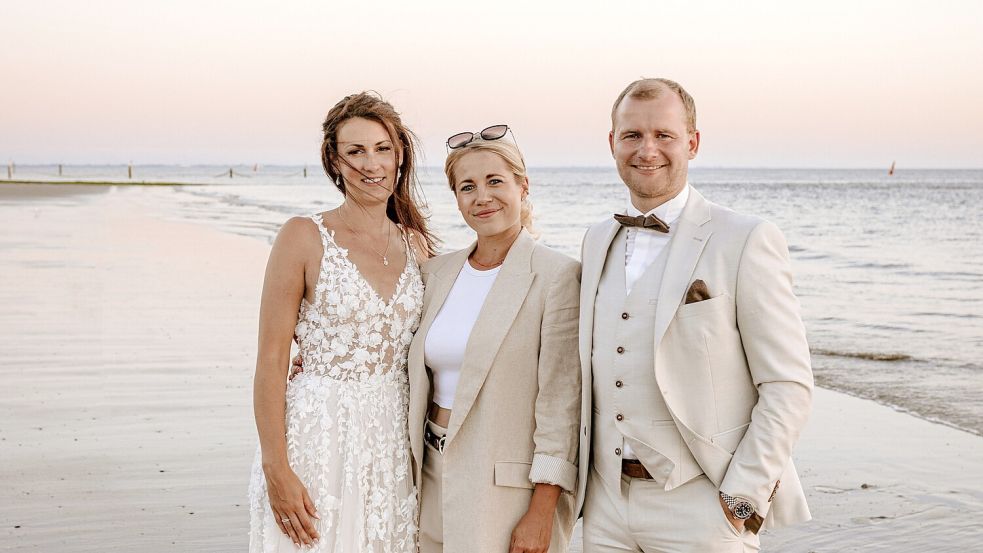 Das Management für ihre Traumhochzeit haben Tatjana und Dominic Kaub in die Hände von Hochzeitsplanerin Lisa-Marie Müller (Mitte) gelegt. Foto: Laura Mack