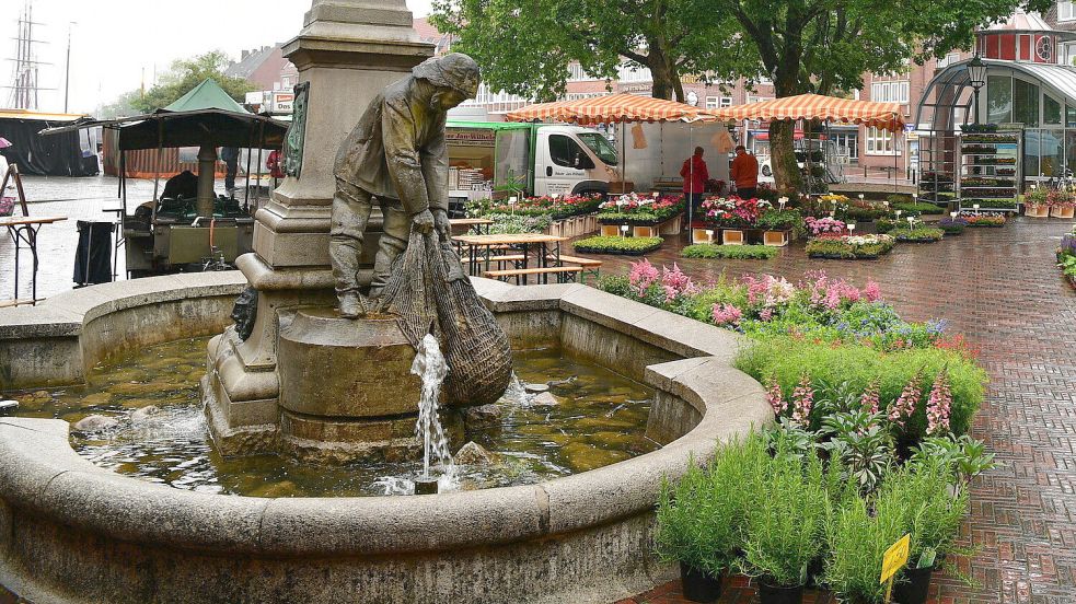 Der Fürbringerbrunnen steht seit 40 Jahren im Emder Stadtgarten. Der Brunnen hat aber eine viel ältere Geschichte. Nicht alle Teile sind mehr im Original erhalten. Foto: Müller/Archiv