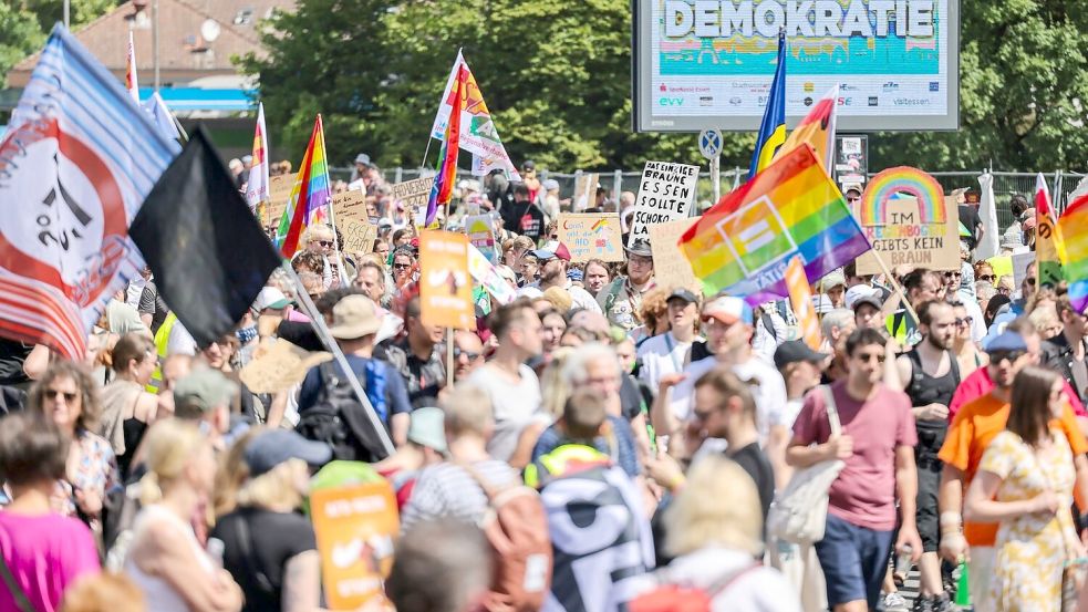 Der zentrale Demonstrationszug gegen den AfD-Parteitag in Essen erstreckte sich über mehrere Kilometer. Foto: dpa