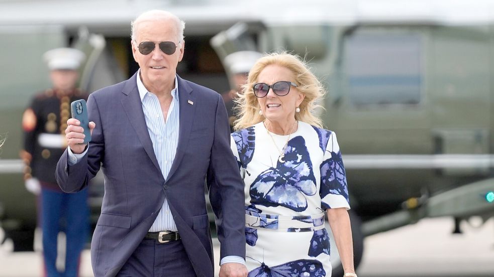 US-Präsident Joe Biden und First Lady Jill Biden kommen mit der Marine One am East Hampton Airport an. Foto: Evan Vucci/AP/dpa