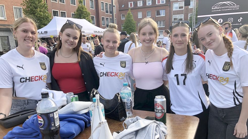 Knapp 3000 Fans haben den Sieg der Nagelsmann-Elf auf dem Neuen Markt in Emden verfolgt - auch diese sechs jungen Frauen. Foto: H. Müller
