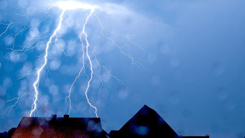Ein Blitz schlägt ein in Nordrhein-Westfalen. Foto: Thomas Rensinghoff/dpa