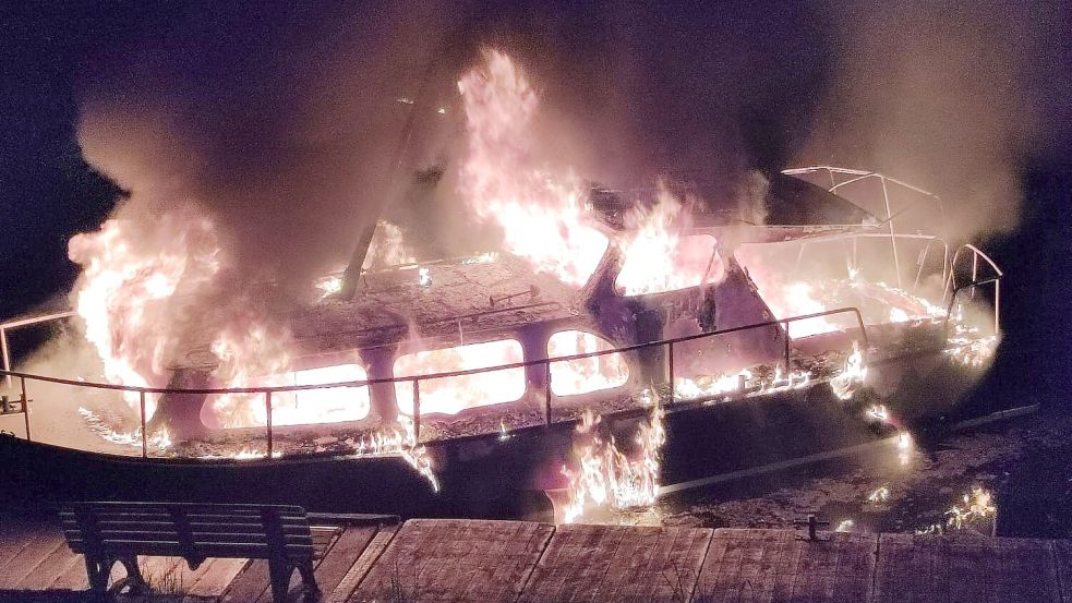 Ein Raub der Flammen wurde ein Sportboot in Wiesmoor. Foto: Feuerwehr Marcardsmoor