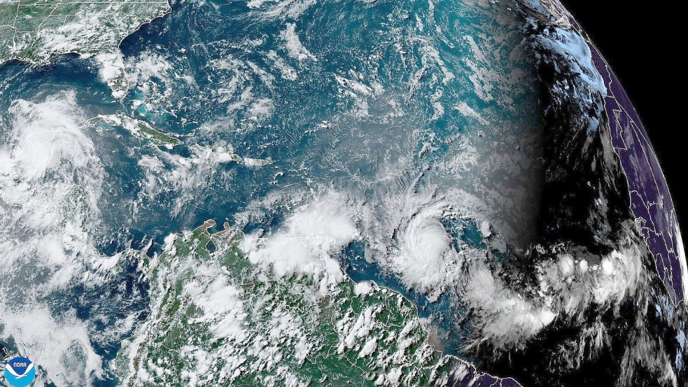 Das Satellitenbild der National Oceanic and Atmospheric Administration (NOAA) zeigt den Hurrikan „Beryl“. Foto: -/National Oceanic and Atmospheric Administration via AP/dpa