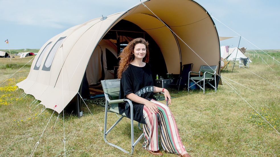 Während ihrer Zeit auf Spiekeroog lebt Iulia Grigoriu in einem Zelt in den Dünen. Das Stipendium wurde zum zehnten Mal vergeben. Foto: Dittrich/dpa
