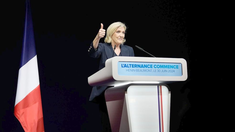 Daumen hoch: Die rechtsnationale französische Politikerin Marine Le zeigt sich nach der Veröffentlichung erster Hochrechnungen zufrieden. Foto: Thibault Camus/AP/dpa