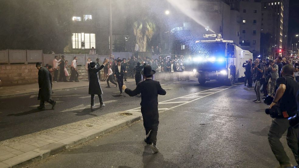 Streit um die Wehrpflicht für Ultraorthodoxe in Israel: Ein Urteil löst wütende Proteste in Jerusalem aus. Foto: Ilia Yefimovich/dpa