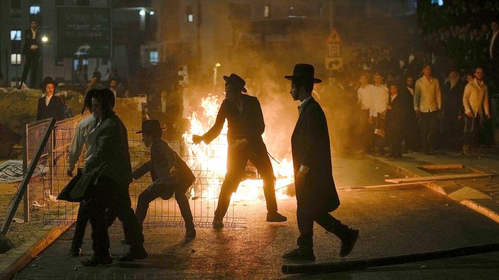 Ausschreitungen in Jerusalem: Das Gerichtsurteil zur Wehrpflicht sorgt für Wut bei Orthodoxen. Foto: Ohad Zwigenberg/AP/dpa