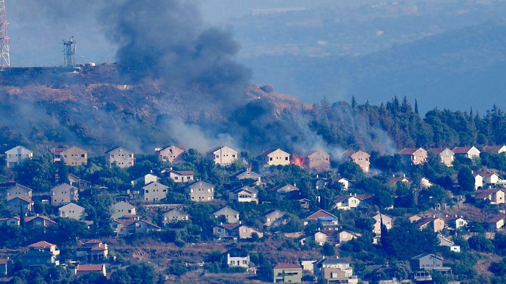 Israel und die libanesische Schiitenmiliz Hisbollah liefern sich erneut Schusswechsel. Foto: Hussein Malla/AP/dpa